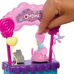 Barbie Nuket Ja Kotileikki*nukke Chelsea ja karkkikoju