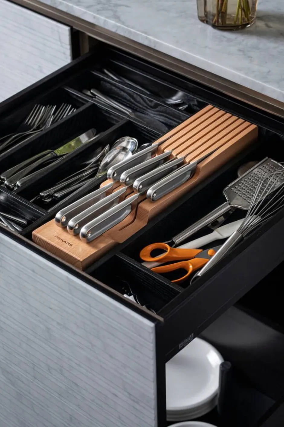 Fiskars Veitset Ja Leikkuulaudat*All Steel puinen veitsiteline vetolaatikkoon
