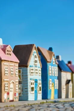 IB Laursen Lyhdyt Ja Kynttilänjalat*talolyhty Visby sininen ovi ja ruskea katto