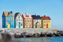 IB Laursen Lyhdyt Ja Kynttilänjalat*talolyhty Visby sininen ovi ja ruskea katto