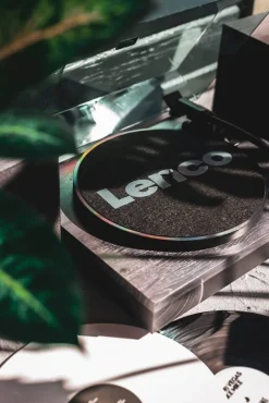 Lenco Äänentoisto*vinyylilevysoitin + kaiuttimet LS-300  musta