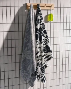 Moomin Kylpyhuone- Ja Saunatekstiilit|Kylpyhuone- Ja Saunatekstiilit*Arabia pyyhe 70x140 cm Lilja musta