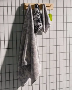 Moomin Kylpyhuone- Ja Saunatekstiilit|Kylpyhuone- Ja Saunatekstiilit*Arabia pyyhe 70x140 cm Lilja harmaa